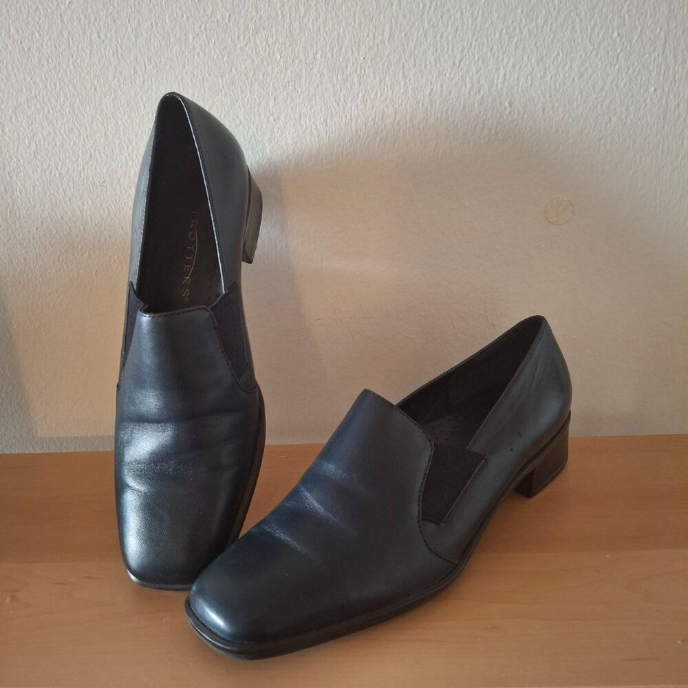 Trotters Ash Loafers - Women's Navy Leather Closed-Toe Slip-On - Sz 6M